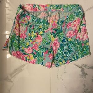 FREE ADD ON TO A BUNDLE OF 3+ ITEMS! 
Lilly Pulitzer Floral Elastic Waist Shorts